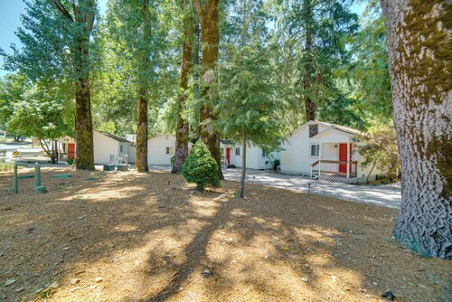 10 Mi to Twin Pine Casino: Peaceful Cabin Getaway