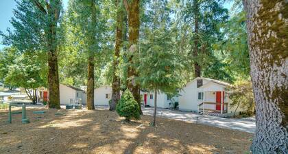 10 Mi to Twin Pine Casino: Peaceful Cabin Getaway