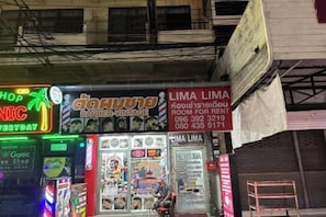 Unclassified image, 3 of 3, button - Lima lima (Pattaya)