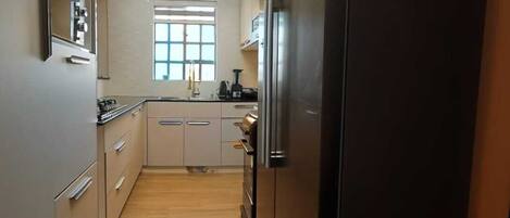 Kylskåp, mikrovågsugn, ugn och spishäll