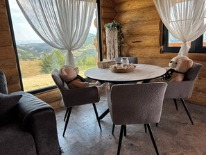 Deluxe Chalet, Hill View | Living area