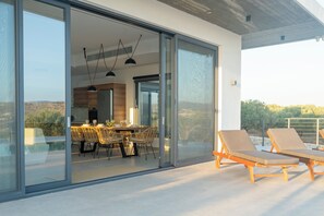 Outdoor dining - Antiope Retreat (Pitsidia)