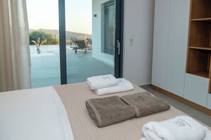 3 bedrooms, in-room safe, iron/ironing board, free WiFi