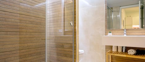 Apartment (1 Bedroom) | Bathroom | Shower, free toiletries, hair dryer, towels