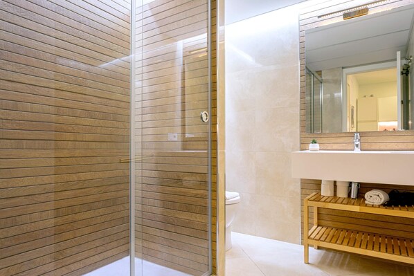 Departamento (1 Bedroom) | Baño | Regadera, amenidades de baño gratuitas, secadora de cabello, toallas