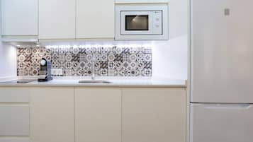 Apartamento (1 Bedroom) | Cocina privada | Frigorífico grande, microondas, placa de cocina y lavavajillas