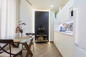 Apartment (1 Bedroom) | In-room dining