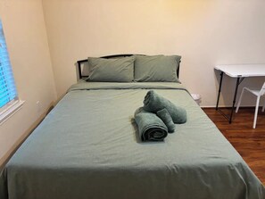 4 bedrooms, iron/ironing board, WiFi, bed sheets