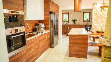 Mikrobølgeovn, opvaskemaskine, kaffe-/temaskine, brødrister