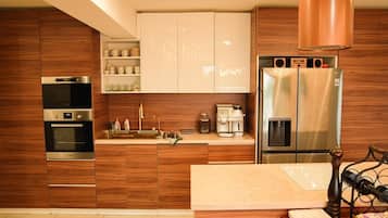 Microwave, dishwasher, coffee/tea maker, toaster