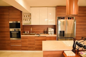 Microwave, dishwasher, coffee/tea maker, toaster