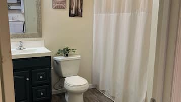 Secadora de cabello, toallas, jabón, papel de baño