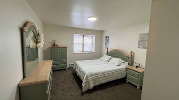 1 habitación, tabla de planchar con plancha, wifi gratis y ropa de cama