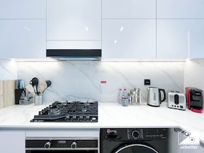Appartement (1 Bedroom) | Cuisine privée | Réfrigérateur, four à micro-ondes, un four, bouilloire électrique