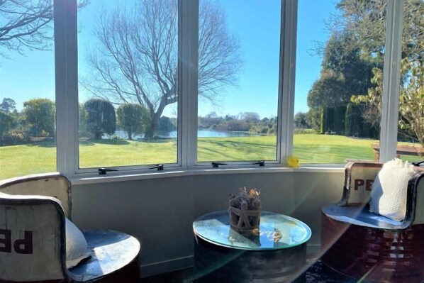 Room - Calm Swan Villa (Christchurch)