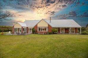 Unclassified image, 2 of 31, button - Calm Swan Villa (Christchurch)