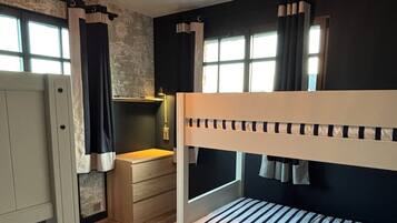 4 slaapkamers, een strijkplank/strijkijzer, wifi, beddengoed