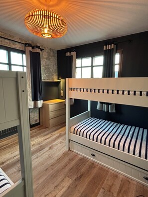 4 bedrooms, iron/ironing board, WiFi, bed sheets - Ti an Aod, Audierne Beach House - OI Collection Rentals (Audierne)