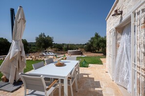 Outdoor dining - 'Il Trullo di Grace' with Private Garden, Wi-Fi and Air Conditioning (Castellana Grotte)