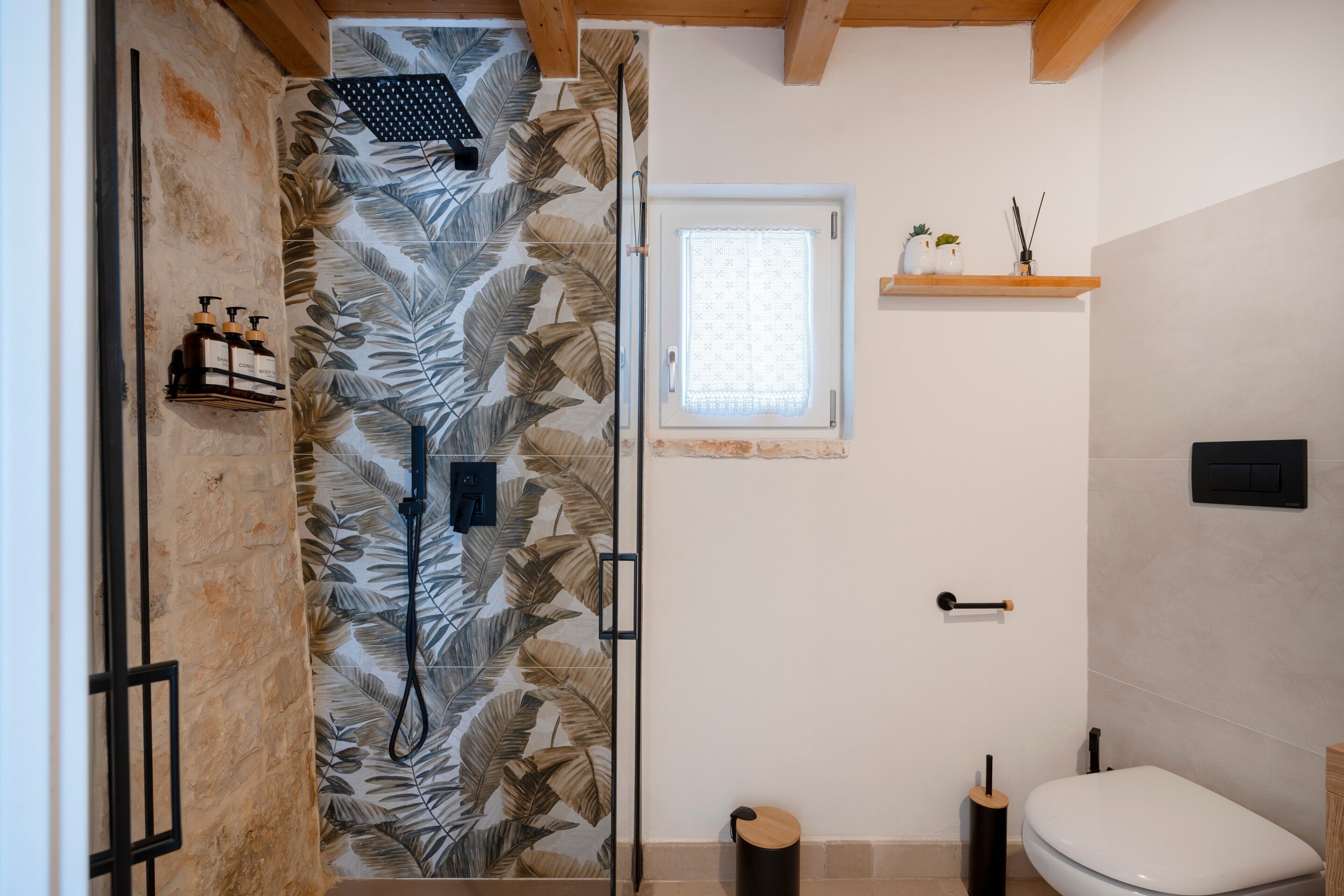 Een douche, een haardroger, handdoeken