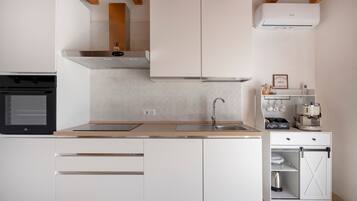 Fridge, oven, stovetop, coffee/tea maker