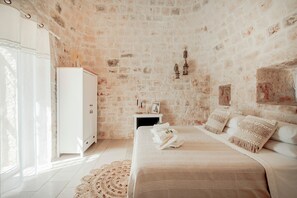 2 bedrooms, iron/ironing board, WiFi, bed sheets - 'Il Trullo di Grace' with Private Garden, Wi-Fi and Air Conditioning (Castellana Grotte)