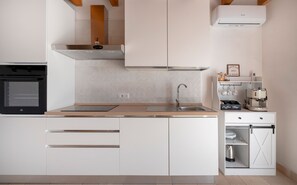 Fridge, oven, stovetop, coffee/tea maker