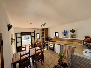Fridge, oven, stovetop, coffee/tea maker