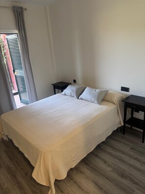 2 bedrooms, iron/ironing board, bed sheets