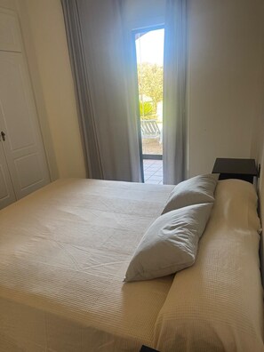 2 bedrooms, iron/ironing board, bed sheets