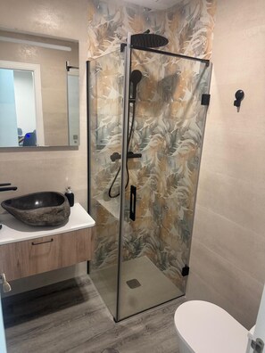 淋浴设施、坐浴桶、毛巾、肥皂