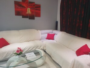 TV - Spacious, modern and well equipped 3-bedroom apartment in Mellieħa with AC (Il-Mellieħa)