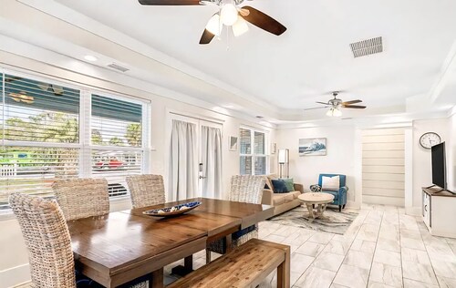 Blue Oasis Private Home | 4 Bedrooms Sleeps 9 | Short Walk to the Beach