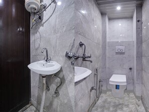 Double or Twin Room | Bathroom | Combined shower/bathtub, free toiletries, towels, soap - Hotel Anvit Residency - By The Arrow (New Delhi)