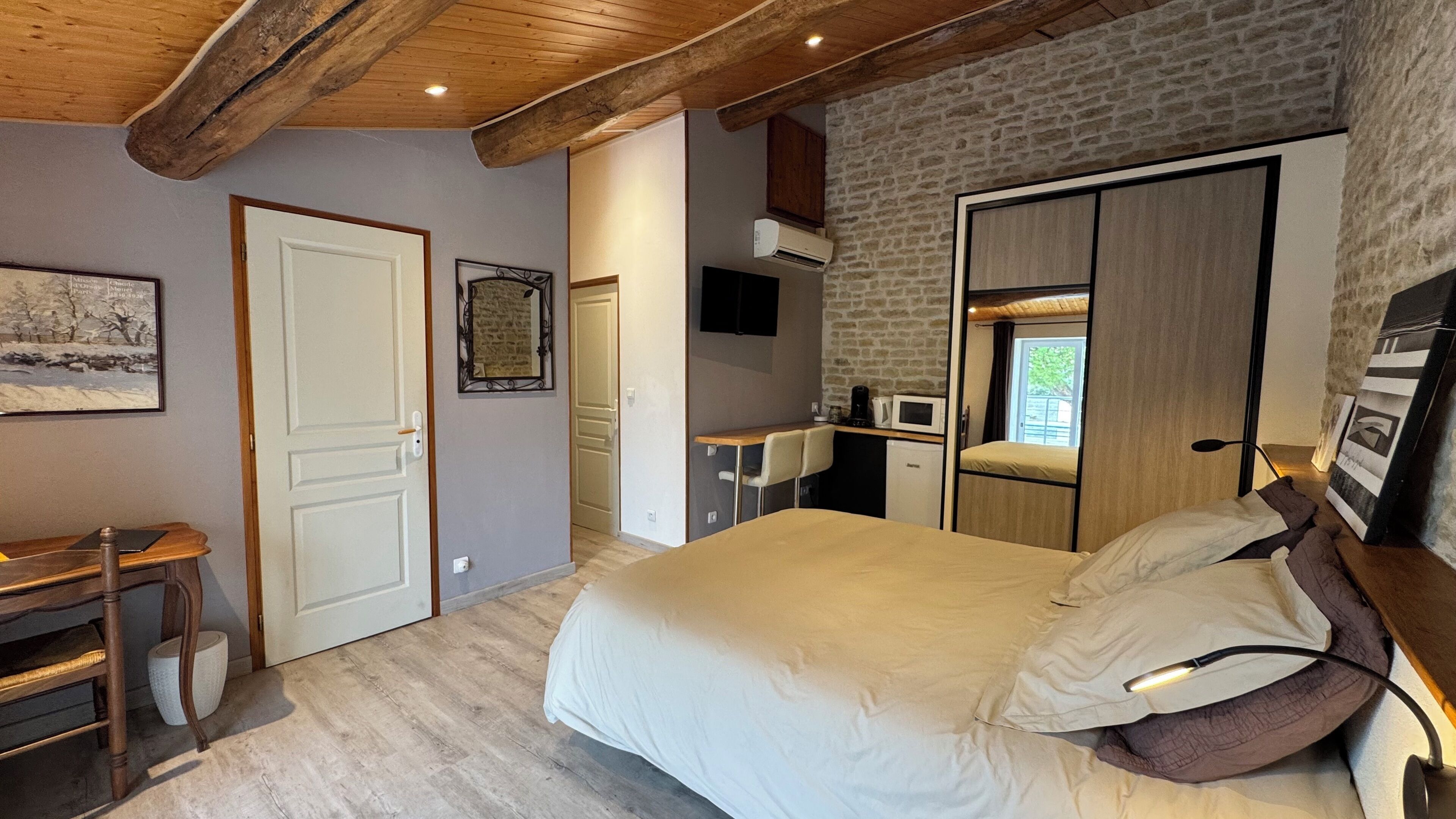 2 bedrooms, travel crib, WiFi, bed sheets