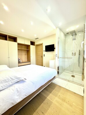 In-room safe, desk, iron/ironing board, travel cot