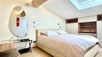 4 bedrooms, in-room safe, desk, iron/ironing board
