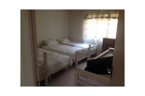 5 bedrooms, iron/ironing board, WiFi, bed sheets