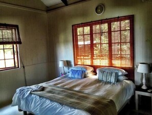 5 bedrooms, iron/ironing board, WiFi, bed sheets