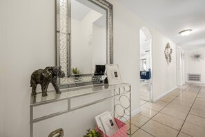 Interior - NEW 4BRM in Miami w/Pool/Arcade/MassageChair (Miami)