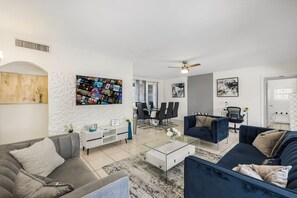 Living area - NEW 4BRM in Miami w/Pool/Arcade/MassageChair (Miami)