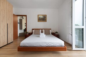 1 habitación, tabla de planchar con plancha y ropa de cama 