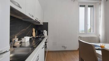 Fridge, oven, stovetop, coffee/tea maker