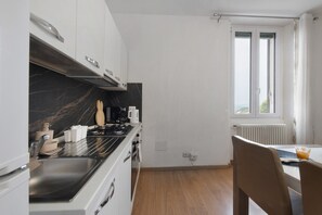 Frigorifero, forno, piano cottura, macchina per tè/caffè