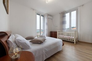 1 habitación, tabla de planchar con plancha y ropa de cama 
