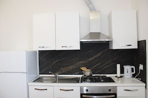 Fridge, oven, stovetop, coffee/tea maker