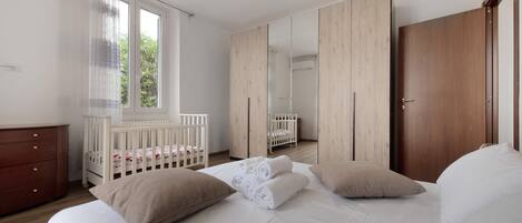 1 室のベッドルーム、アイロン / アイロン台、ベッドシーツ