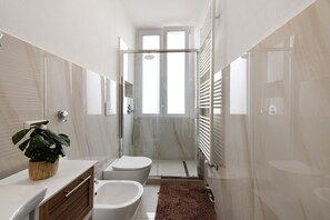 Dusche, kostenlose Toilettenartikel, Haartrockner, Handtücher