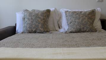 Iron/ironing board, bed sheets