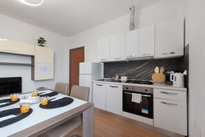 Frigorifero, forno, piano cottura, macchina per tè/caffè